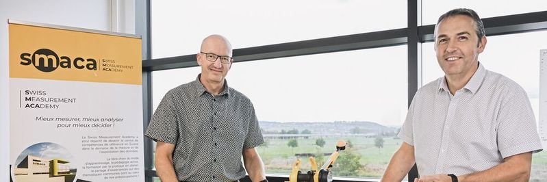 De g. à d. : Eric Schnyder, directeur de Sylvac et  David Méneur, responsable du centre de formation avec la SMACAtapulte,  un puissant outil pédagogique.(Source :  SMACA)