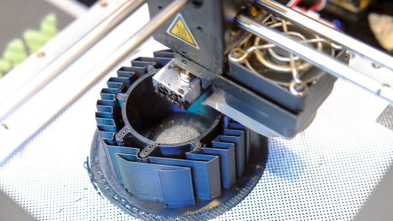 Ein 3D-Drucker bei der Arbeit: Neue Wege auf dem Weg zum raren Ersatzteil. Auch das war ein Thema der Fachtagung „Fachbetriebe historische Fahrzeuge“. (Bild: Zietz/»kfz-betrieb«)