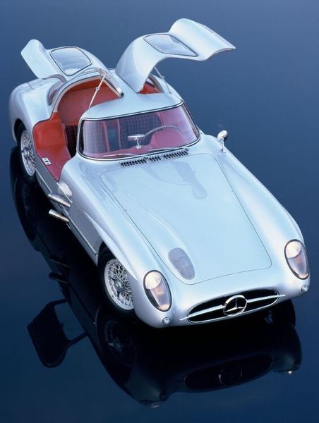 1955 entstehen unter der Leitung von Konstrukteur Rudolf Uhlenhaut parallel zu den offenen Rennwagen auch zwei Coupés. Diese 300 SLR-Flügeltürer sind eng mit dem 300 SL verwandt und sollen bei der Carrera Panamericana zum Einsatz kommen. Doch das Langstreckenrennen in Südamerika wird ab 1955 nicht mehr ausgetragen. (Foto: Daimler)