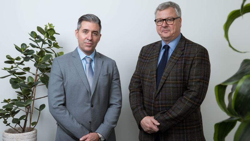 Die Geschäftsführung der Industrie Informatik GmbH: CEO Thorsten Steger (links) und CFO Clemens Aigner (rechts) führen den MES-Spezialisten in eine neue Phase des internationalen Wachstums.  (Bild:  Industrie Informatik GmbH)