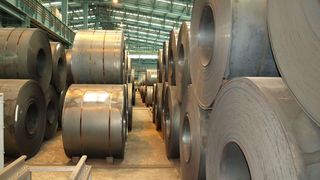 Die rund 35 Tonnen schweren Bandrollen (Colis) werden innerhalb der Produktionsstätte über eine ringförmig verlaufende Gleisanlage transportiert (Archiv: Vogel Business Media)