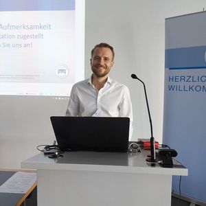 Daniel Winkler, verantwortlich für Prüfungswesen und Aufgabenbank, referierte zum aktuellen Stand der digitalen Gesellenprüfung.(Bild:  Moßner/autofachmann)