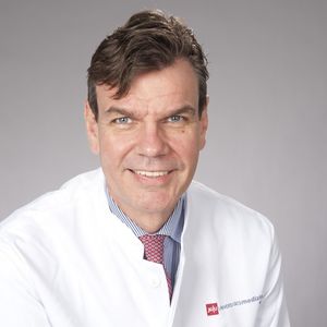 „Diese neue Technik ist zukunftsweisend“, sagt Univ.-Prof. Dr. Philipp Drees, stellvertretender Direktor des ZOU und Leiter Orthopädie und Rheumaorthopädie, über die Knieimplantate aus dem 3D-Drucker.