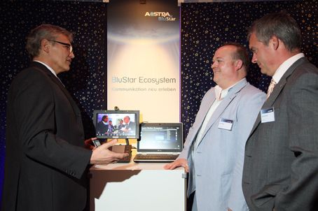 Aastra-Mitarbeiter Thomas Köppe im Gespräch mit Lutz Klein, OCS GmbH und Rolf Ehrhardt, Herweck AG (v.l.). (Archiv: Vogel Business Media)