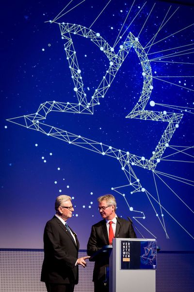 Der Verleger und Vorsitzender des Aufsichtsrats der Vogel Medien Gruppe, Dr. Kurt Eckernkamp (l.), bei der Eröffnung der Gala gemeinsam mit Stefan Rühling, Vorsitzender der Geschäftsführung Vogel Business Media. (Vogel Business Media / S. Bausewein)