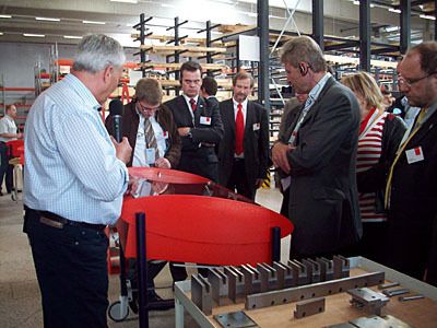 Auch das Werkzeuglager kann durch die Erweiterung jetzt auf Nachfragen wesentlich schneller und flexibler reagieren. Davon konnten sich die Besucher überzeugen.  Bilder: Munde (Archiv: Vogel Business Media)