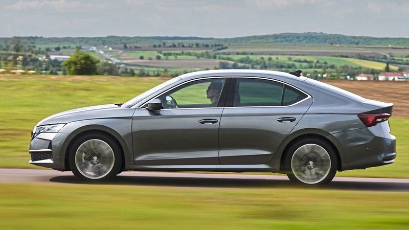 Auf 4,70 Meter erstreckt sich der Viertürer. (Bild: Skoda)