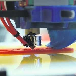 „Für Anwendungen mit Kunststoff gibt es eine größere Vielfalt an Verfahren, in der Metallverarbeitung werden das Pulverbettverfahren oder das Laserauftragsschweißen in der Industrie eingesetzt“, erklärt Rainer Gebhardt vom VDMA.
