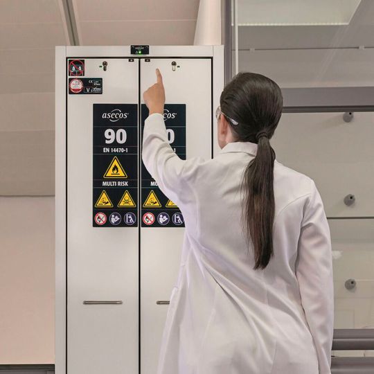 Laborantin vor einem Gefahrstoffschrank von Asecos(Bild:  Asecos)