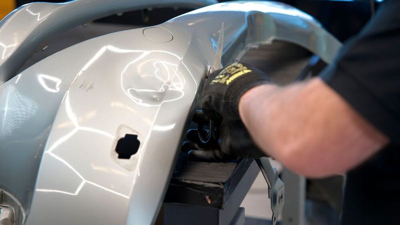 Im Sinne des „Repair-First“-Ansatzes sollen Kunststoffbauteile künftig öfter erhalten statt ausgetauscht werden.(Bild:  Mirka)