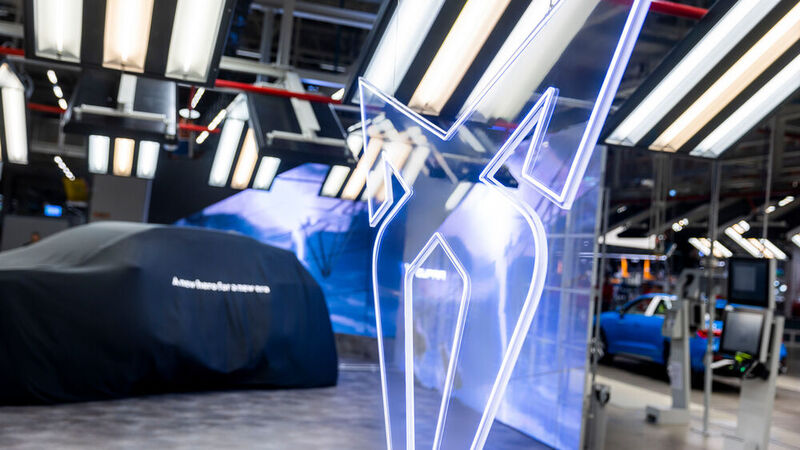 Statt auf einer Automesse zeigte Cupra das neue Modell zuerst seiner Fabrikbelegschaft, genauer der Belegschaft des Audi-Werks in Györ. (Bild: Seat)