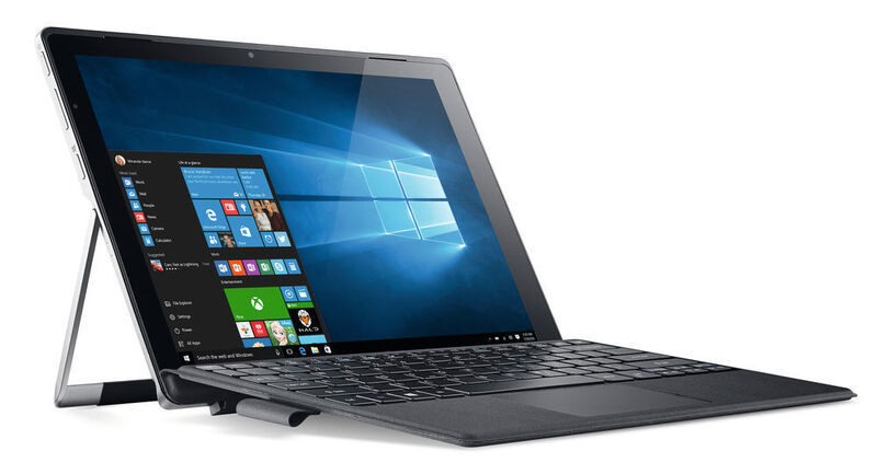 Anders als bei Microsoft Surface gehört das Keyboard mit magnetischer Befestigung beim Acer Switch Alpha 12 zur Ausstattung. Es kann auch durch einen zweiten Magnetstreifen steiler gestellt werden, wie hier zu sehen. Der Stift ist bei Acer dagegen optional. (Bild: Acer)
