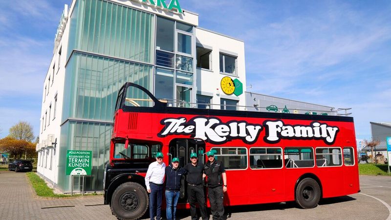 Freuen sich über die positive Begutachtung des restaurierten Doppeldeckers: (v. l.) Guido Kutschera (Dekra), Joey Kelly, Carsten Bräuer und Thomas Stüßer (Dekra).(Bild:  Miller Kommunikation)