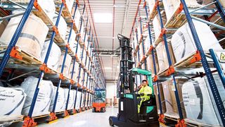 Nur neun Staplerfahrer und ein Hallenmeister kümmern sich um die auf 16.000 Lagerplätzen verteilten Big Bags, Oktabins und die Sackware. (Bild: Wisag)