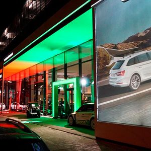 Die Auto & Service PIA GmbH hat in einem architektonisch anspruchsvollen Neubau die Marken welten von Skoda (im Vordergrund) ...(Foto:  PIA)