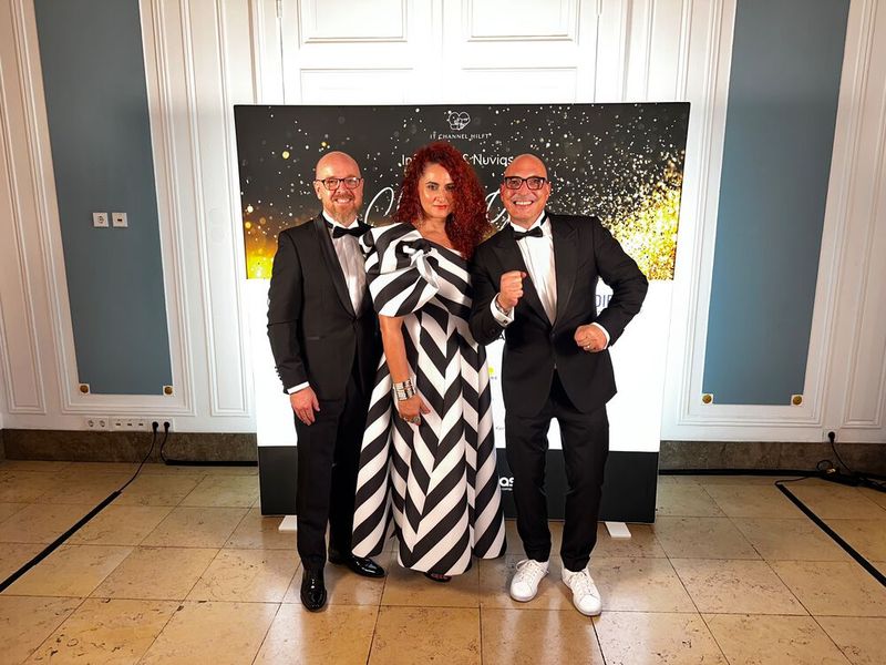 Simon, Besa und Helge sind sich siegessicher, dass sie heute Abend sehr viel Geld für die Organisationen einnehmen werden. (Bild: Vogel IT-Medien GmbH)