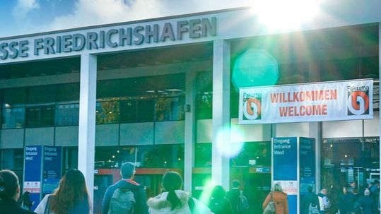 Am Freitag haben sich die Tore der 30. Fakuma-Messe in Friedrichshafen für gut ein Jahr wieder geschlossen. Erfahren Sie hier, was der Messeveranstalter P. E. Schall über diese Jubiläumsausgabe zu berichten hat ...(Bild:  Schall)