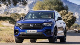 Damit soll der 2,5 Tonnen schwere Allradler den Sprint auf Tempo 100 in rund fünf Sekunden absolvieren und maximal 250 km/h erreichen. (Bild: Volkswagen)
