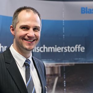 Dr. Nicolas Jochum (Blaser Swisslube, industry partnership) präsentierte eindrücklich, was ein «richtiger» Kühlschmierstoff aus einem Fertigungsprozess rausholen kann.