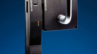Die Sicherheitszuhaltung AZM201 mit Türgriffbetätiger gibt es jetzt mit integrierter RFID-Technik. (Schmersal)