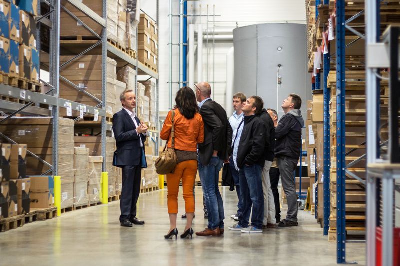 Führung in mehreren Gruppen durch die Logistik- und Produktionshallen von exone (Bild: Extra Computer)