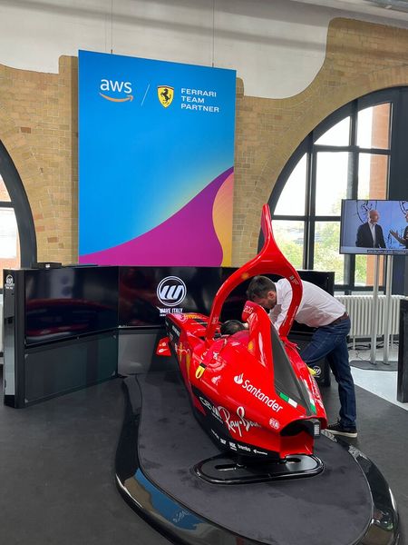 Im Start-Up Loft konnten Teilnehmer des AWS Summit unter anderem im Ferrari Rennsimulator ihre Runden drehen. (Bild: Vogel IT-Medien)