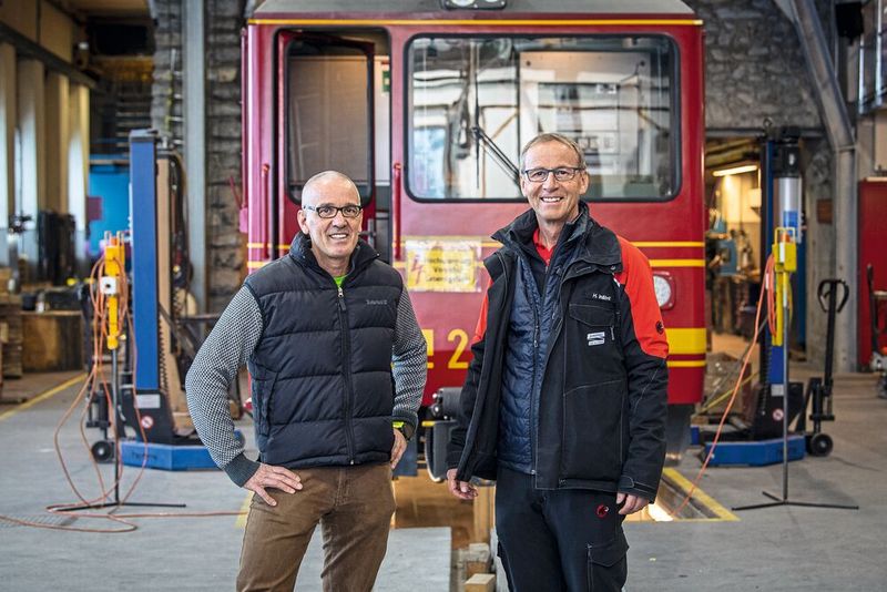 Lebendes Wikipedia der Werkstätte Eigergletscher: Werkstatt-Leiter H. Inäbnit empfing den Chefredaktor des SMM auf 2320 m Höhe. Er arbeitet seit 35 Jahren in der Werkstätte Eigergletscher und kennt die Geschichte wie auch Technologie der Jungfraubahnen aus dem Effeff.  (Bild: Thomas Entzeroth)