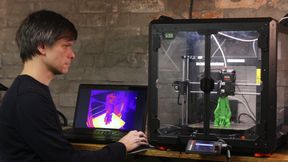 Ein Bündnis aus Industrieunternehmen und Forschung will additive Fertigungstechniken einer breiten Anwendung im Mittelstand verhelfen. Im Bild: Dr. Oliver Neudert bei der Kontrolle des Druckprozesses an einem Filament-3D-Drucker. (Bild: AddiQ)