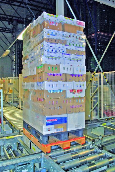 Durch den Einsatz der OPM-Technik wird die Anzahl der Auslieferungsfahrten aufgrund dicht gepackter Ladungsträger um 10 bis 20% vermindert. Die Folge sind signifikante Einsparungen bei den Energiekosten sowie beim CO2-Ausstoß. Bild: Witron (Archiv: Vogel Business Media)