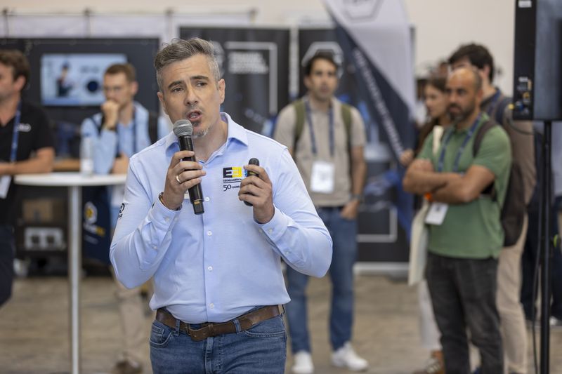 Um die Verschraubungstechnik mit elektronischer Impulstechnik ging es im Vortrag von Jose Antonio Mejías Pavon von Euroherramientas – Markenbotschafter der Schraubtec in Barcelona.  (Bild: Xavier Vila)