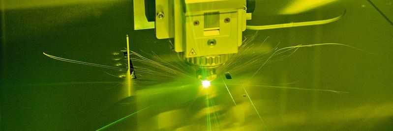 Fokussiert automatisch: Der innovative Schneidkopf des Faserlasers minimiert die Einstichzeiten. (Bild:  LVD Company nv)