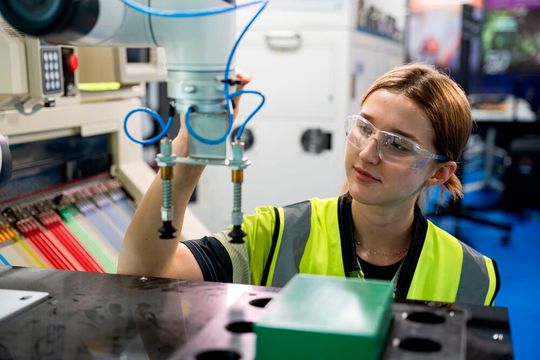 Frauen in der Produktion steigern die Produktivität.(Bild: ©  AdobeStock/Kangwans)