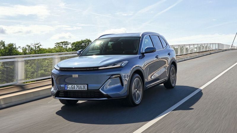 Das gut 4,7 Meter lange Plug-in-Hybridmodell Starray EM-i startet sehr gut ausgestattet bei 32.900 Euro. Im Starray arbeitet ein 1,5-Liter-Benzinmotor, im Tandem mit einem 160 kW starken Elektromotor. Die Gesamt-Systemleistung liegt bei 193 kW/262 PS. Im Hybrid-Modus liegt die Gesamtreichweite bei gut 1.000 Kilometern. Bei der Einstiegsversion Pro beträgt die maximale elektrische WLTP-Reichweite 83 Kilometer. Die Batterie in den höheren Ausführungen schafft bis zu 136 Kilometer rein elektrisch und ist schnellladefähig.   (Bild: Geely)