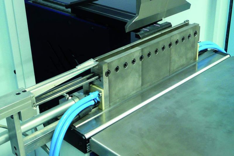 Gesamtansicht des LUGB; sichtbar sind die Untergesenksegmente mit den Abmessungen 100 mm × 100 mm, in die die Diodenlaser integriert sind. Je nach gewünschter Biegelänge lassen sich die Gesenke über Steckverbindungen aneinanderreihen. Bild: Kuhn (Archiv: Vogel Business Media)