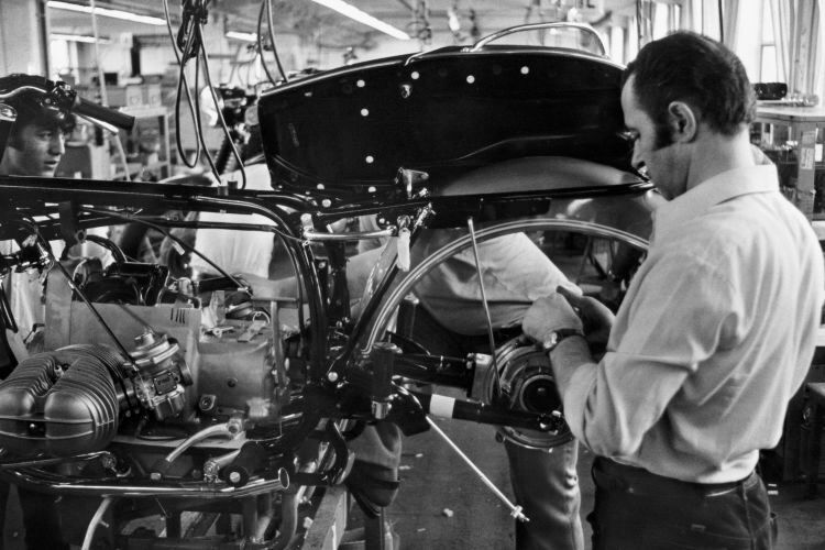 Hier die Bandmontage der /5-Baureihe. Sie besaß eine damals übliche Duplex-Trommelbremse im Vorderrad. Scheibenbremsen gab es bei BMW erst mit Einführung der /6-Modelle ab Ende 1973. Am Hinterrad war eine Vollnaben-Simplexbremse montiert. Alle Modelle verfügten über ein Vierganggetriebe und den bekannten Kardanantrieb. (Bild: BMW AG)