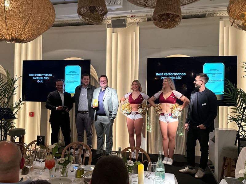 Niklas Poll (2. v. l., Samsung) kürt in der Kategorie Best Performance 