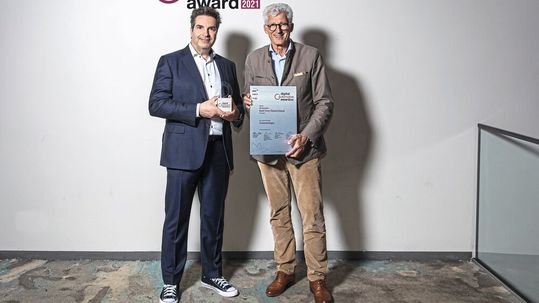 Die zwei Digitalisierungsexperten Derek Finke (l.) und Stefan J. Gaul nahmen den Digital Automotive Award für die Autohausgruppe entgegen.(Bild:  Stefan Bausewein)