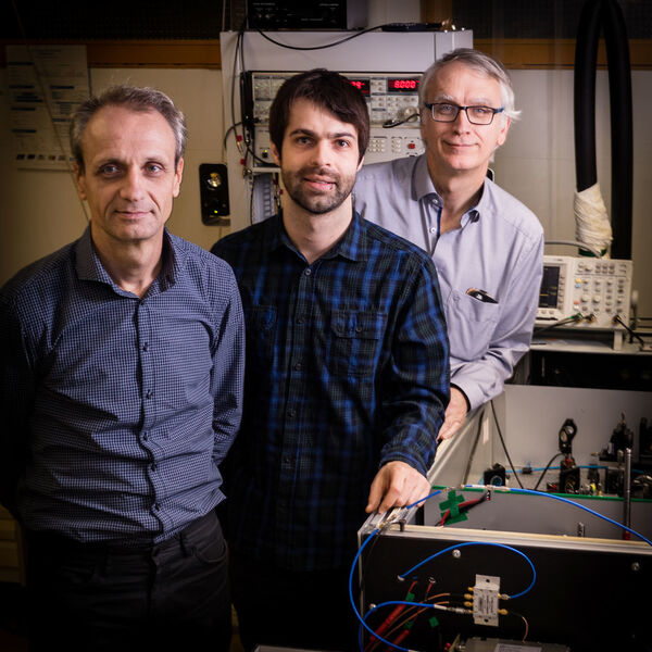 Juraj Darmo, Dominic Bachmann und Karl Unterrainer (v.l.n.r) im Laserlabor des Photonik Instituts. (TU Wien)
