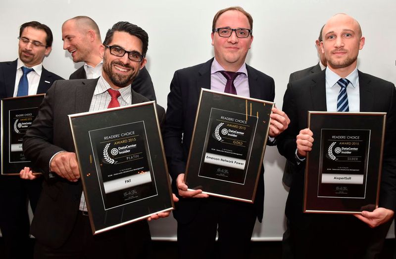 In der letzten Kategorie war die Bühne schon etwas voll, aber auch die „DCIM“-Preisträger sollten noch Platz finden. FNT gewann hier vor (einmal mehr) Emerson Network Power und Aixpertsoft. Eric Brabänder, Peter Wastl und Michael Stoffels (von links) machten die Runde der Preisträger-Delegierten komplett. (Bild: VIT)