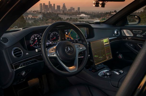 Mit dem Intelligent World Drive testet Mercedes-Benz mit einem Erprobungsfahrzeug auf Basis der S‑Klasse automatisierte Fahrfunktionen auf fünf Kontinenten. Nach Deutschland, China,  Australien und Südafrika liegt der Fokus der letzten Etappe in den USA auf  der Bewertung des Fahrverhaltens im dichten Stadtverkehr und auf Highways. Im Fokus steht dabei insbesondere die Erkennung von Schulbussen und landesspezifischen Fahrbahnmarkierungen, Fahrspuren sowie Geschwindigkeitsschildern und auf der Erprobung des innovativen Lichtsystems DIGITAL LIGHT. (Daimler AG)