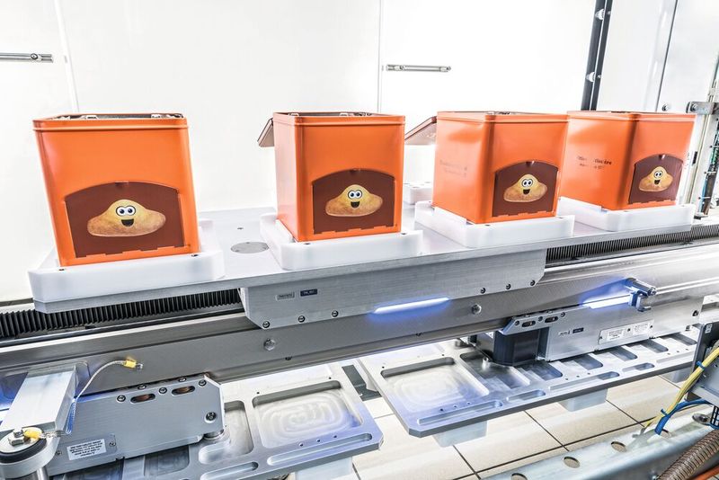 Transport robots such as the Transmodul from Schubert use plates or vacuum technology as required to fix products in place. (Image:Gerhard Schubert GmbH)