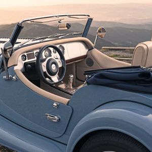 Darüber hinaus hat Morgan für die Rückspiegel außen und innen neue Alugehäuse entworfen.(Bild:  Morgan)