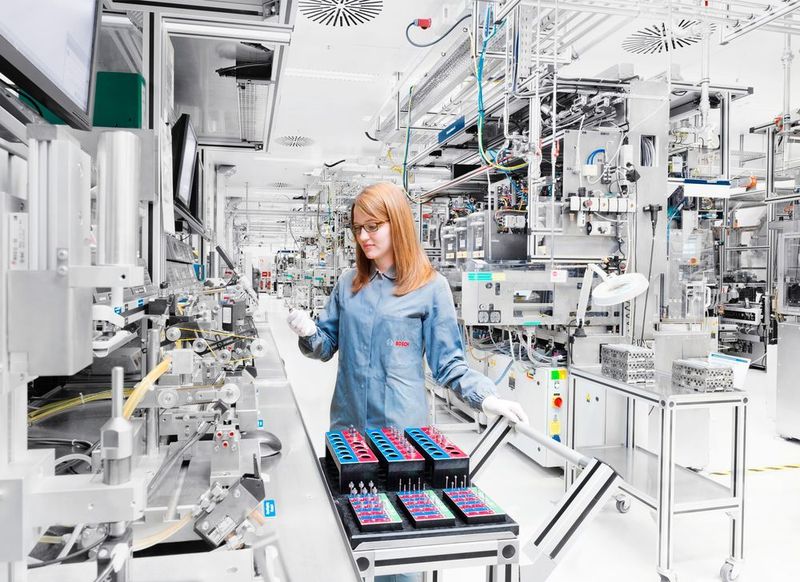 „Powertrain Solutions“ bündelt ab Anfang des Jahres 2018 die heutigen Geschäftsbereiche Gasoline Systems und Diesel Systems und den Bereich Elektromobilität. Das Ziel: Systemlösungen für die unterschiedlichen Antriebsarten zu entwickeln. Im Bild die Vormontage eines Hochdruck-Einspritzventils. (Bosch)