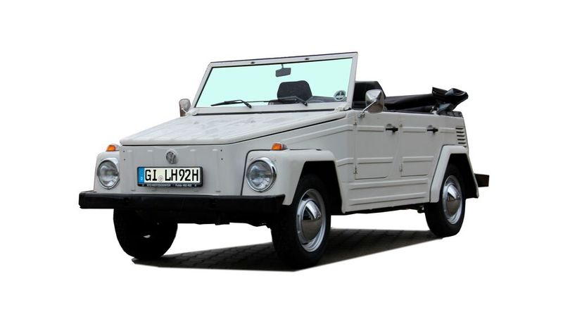 7. Preis: VW Typ 181 Kurierwagen Bj. 1971. Im Jahre 1968 lief der erste Kübel vom Band. Den Spitznamen hatte er schnell weg, basierte er doch stark auf Kübelwagen aus dem 2. Weltkrieg. Zunächst war er nur für die Bundeswehr vorgesehen, doch im Laufe seiner Produktion bis 1980 fand er auch private Käufer sowie Behörden, die ihn im Einsatz hatten. Für ganz verwegene Offenfahrer lässt sich die Frontscheibe nach vorne auf die Haube klappen und dem Fahrtwind steht nichts mehr im Wege. Die Motorisierung ist ausreichend, denn mit 1,5l und 44 PS lässt sich der Kübel perfekt im Gelände und auf der Straße bewegen. Gespendet wurde er von Michael Kanzler aus Wuppertal.  (Bild: Lebenshilfe Gießen)