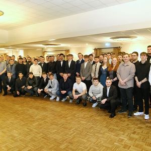 Im Gasthaus „Alte Schmiede“ bei Aurich feierten rund 500 Gäste die Freisprechung von 95 Nachwuchskräften des Kfz-Handwerks. Obermeister Lothar Freese entließ die jungen Gesellinnen und Gesellen traditionell in den Berufsalltag und gab ihnen mit auf den Weg: „Mich faszinieren Autos bis heute!“ Das Kfz habe sich stets neu erfunden, sagte Freese, und betonte die Bedeutung lebenslanger Weiterbildung.(Bild:  Holger Zietz - VCG)