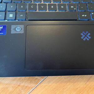 Das leuchtende Symbol im Touchpad zeigt an, dass die NPU aktiv ist. Ob es leuchten soll oder nicht, kann in dem Tool Travelmate Sense eingestellt werden.(Bild:  Vogel IT-Medien)