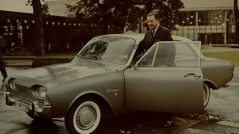 Henry Ford II in seiner Kölner Dependenz mit dem 1960 vorgestellten Taunus 17 M P 3. Die Übernahme des VW-Werks hatte Ford II abgelehnt.  (Bild: Ford)