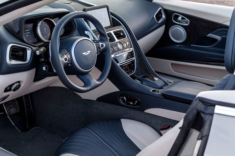 Funktional gibt es nichts zu meckern, Mercedes-Fahrer fühlen sich ob der verwendeten Elektronik nebst Bedienelement sofort heimisch. (Aston Martin)