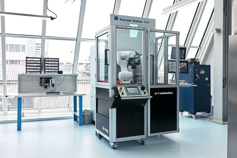 Effizientes Duo: Der Endoskop-Hersteller Karl Storz schweißt Okulare auf einer Trulaser Station 7000. Eine mobile Roboterzelle übernimmt das Be- und Entladen der Bauteile. (Trumpf/Karl Storz)