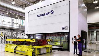 Schuler stellt im Werk Erfurt die erste Twin-Servo-Presse (TST) vor; sie gleicht einer kleinen Revolution in der Presstechnik. (Schuler)